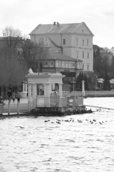 Παλιό Παλάτι Πάνω Από Λίμνη — Φωτογραφία Αρχείου