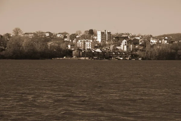 Stadt Ufer Eines Großen Sees — Stockfoto