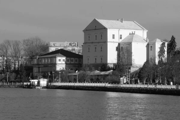 Vecchio Palazzo Sul Lago — Foto Stock