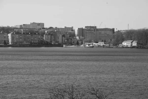 Stad Aan Oevers Van Een Groot Meer — Stockfoto