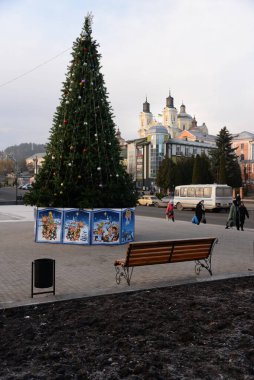   Eski kasabada Noel ağacı. Noel ağacı, eski kasaba.        