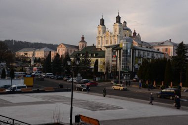  Eski kasabada Noel ağacı. Noel ağacı, eski kasaba.        