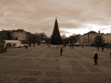 Eski kasabada Noel ağacı. Noel ağacı, eski kasaba.                  