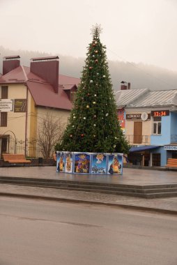 Eski kasabada Noel ağacı. Noel ağacı, eski kasaba.                  