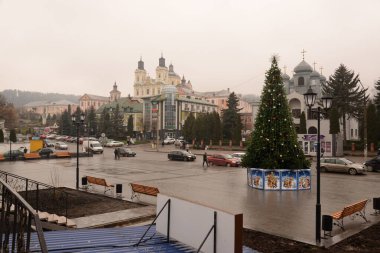 Eski kasabada Noel ağacı. Noel ağacı, eski kasaba.                  