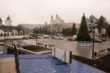 Eski kasabada Noel ağacı. Noel ağacı, eski kasaba.                  