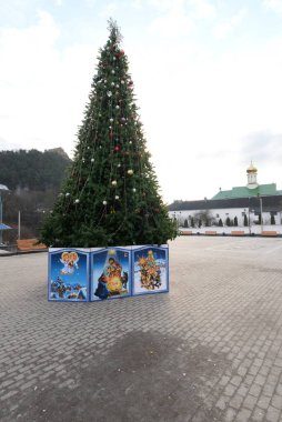 Eski kasabada Noel ağacı. Noel ağacı, eski kasaba.      