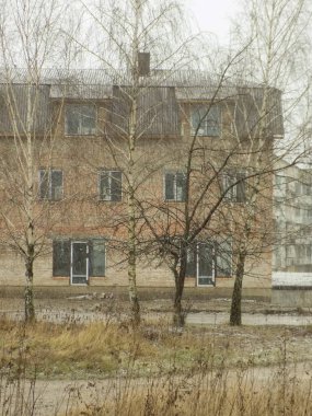 Yeni inşa edilmiş, tamamlanmamış, iki katlı bir ev.