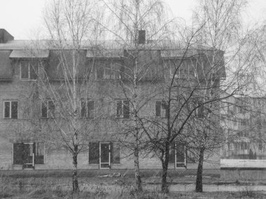 Yeni inşa edilmiş, tamamlanmamış, iki katlı bir ev.