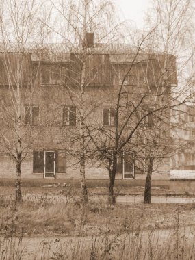 Yeni inşa edilmiş, tamamlanmamış, iki katlı bir ev.