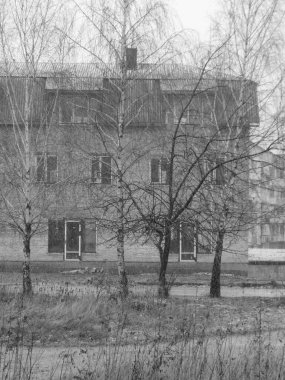 Yeni inşa edilmiş, tamamlanmamış, iki katlı bir ev.