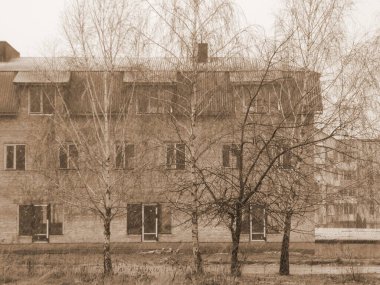 Yeni inşa edilmiş, tamamlanmamış, iki katlı bir ev.