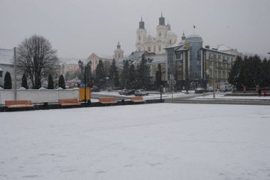 Eski kasabada Noel ağacı. Noel ağacı, eski kasaba.        