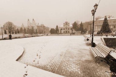 Eski kasabada Noel ağacı. Noel ağacı, eski kasaba.        