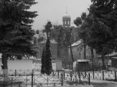 Eski kasabada Noel ağacı. Noel ağacı, eski kasaba.        