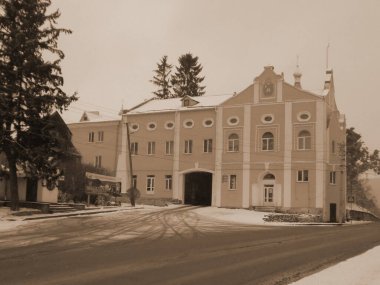 Eski kasabada Noel ağacı. Noel ağacı, eski kasaba.        