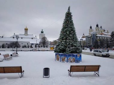  Eski kasabada Noel ağacı. Noel ağacı, eski kasaba.                  