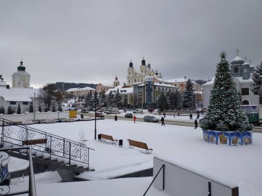  Eski kasabada Noel ağacı. Noel ağacı, eski kasaba.                  