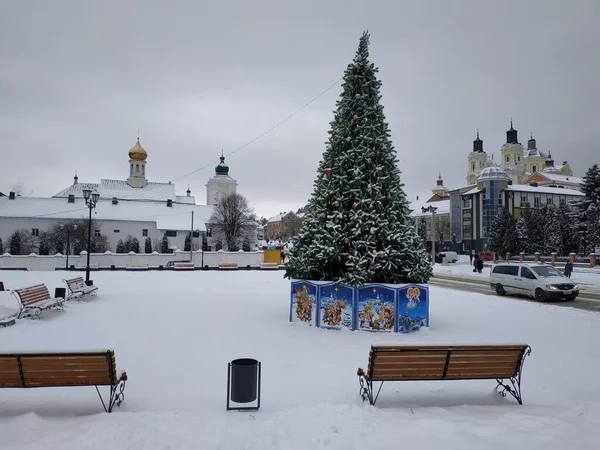  Eski kasabada Noel ağacı. Noel ağacı, eski kasaba.                  