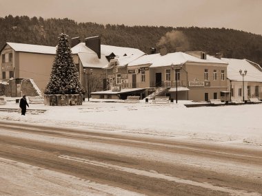  Eski kasabada Noel ağacı. Noel ağacı, eski kasaba.                  