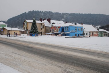  Eski kasabada Noel ağacı. Noel ağacı, eski kasaba.                  