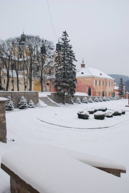  Eski kasabada Noel ağacı. Noel ağacı, eski kasaba.                  