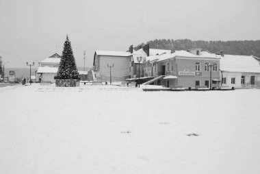  Eski kasabada Noel ağacı. Noel ağacı, eski kasaba.                  