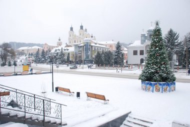  Eski kasabada Noel ağacı. Noel ağacı, eski kasaba.                  