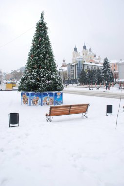  Eski kasabada Noel ağacı. Noel ağacı, eski kasaba.                  