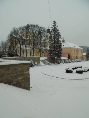   Eski kasabada Noel ağacı. Noel ağacı, eski kasaba.                           