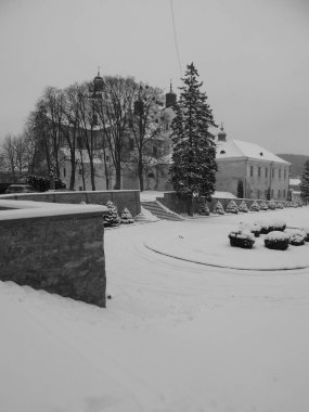   Eski kasabada Noel ağacı. Noel ağacı, eski kasaba.                           