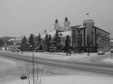   Eski kasabada Noel ağacı. Noel ağacı, eski kasaba.                           