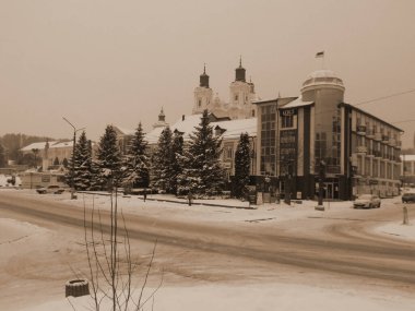   Eski kasabada Noel ağacı. Noel ağacı, eski kasaba.                           