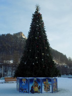   Eski kasabada Noel ağacı. Noel ağacı, eski kasaba.                           