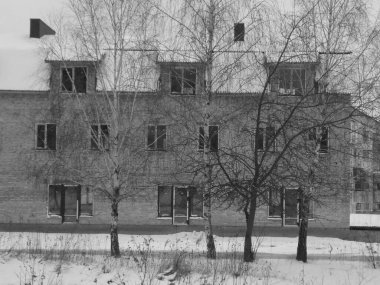 Yeni inşa edilmiş, tamamlanmamış, iki katlı bir ev.