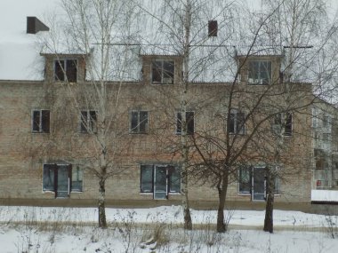 Yeni inşa edilmiş, tamamlanmamış, iki katlı bir ev.