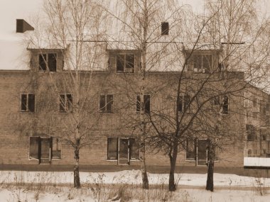 Yeni inşa edilmiş, tamamlanmamış, iki katlı bir ev.