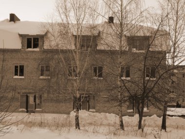 Yeni inşa edilmiş, tamamlanmamış, iki katlı bir ev.