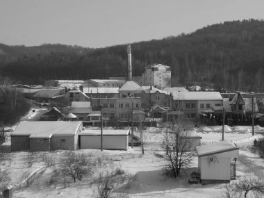  Pencereden şehre manzara. Kış, manzara, manzara, taşra, şehir..             