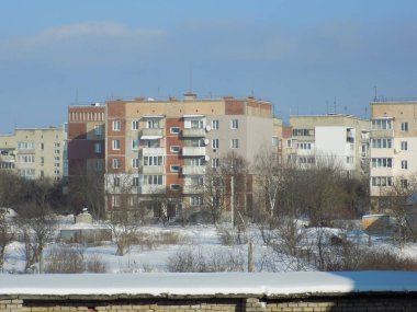  Pencereden şehre manzara. Kış, manzara, manzara, taşra, şehir..             