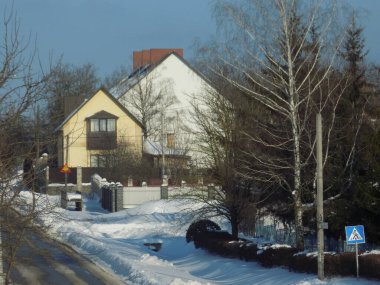 Yoldaki küçük evler