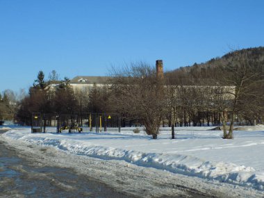 Çok katlı, büyük bir ev.