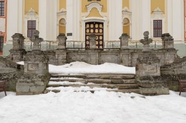 Merdivenleri olan antik taş çitler.