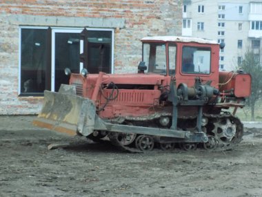 Sürüngen traktörü T-74                    