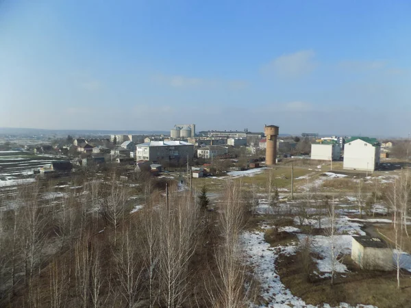  Pencereden şehre olan manzara.                  