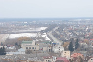 Eski kasabada Noel ağacı. Noel ağacı, eski kasaba.                  