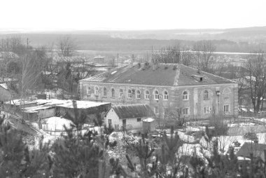 Eski, iki katlı bir ev.