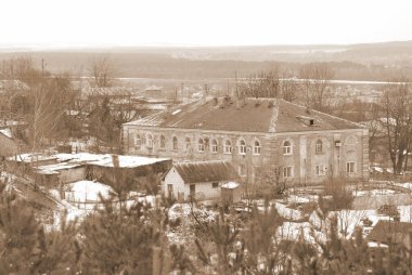 Eski, iki katlı bir ev.