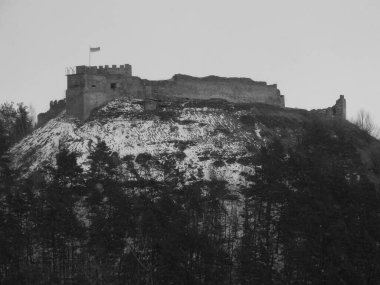  Eski duvar ve giriş kulesinin kalıntıları.          