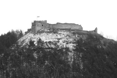  Eski duvar ve giriş kulesinin kalıntıları.          